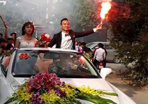 Chu re va co dau di xe mui tran, dot 20 qua phao sang hinh anh