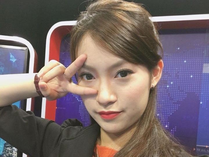 Nu sinh noi 7 thu tieng lam MC ban tin thoi su quoc te hinh anh