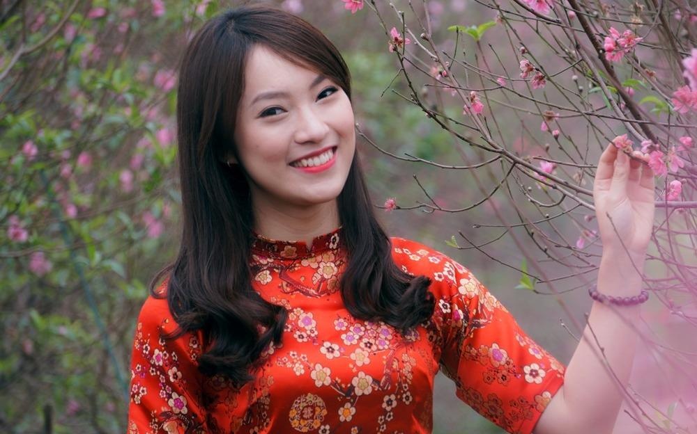 9X xinh dep noi tieng tren mang chuc Tet bang 10 thu tieng hinh anh
