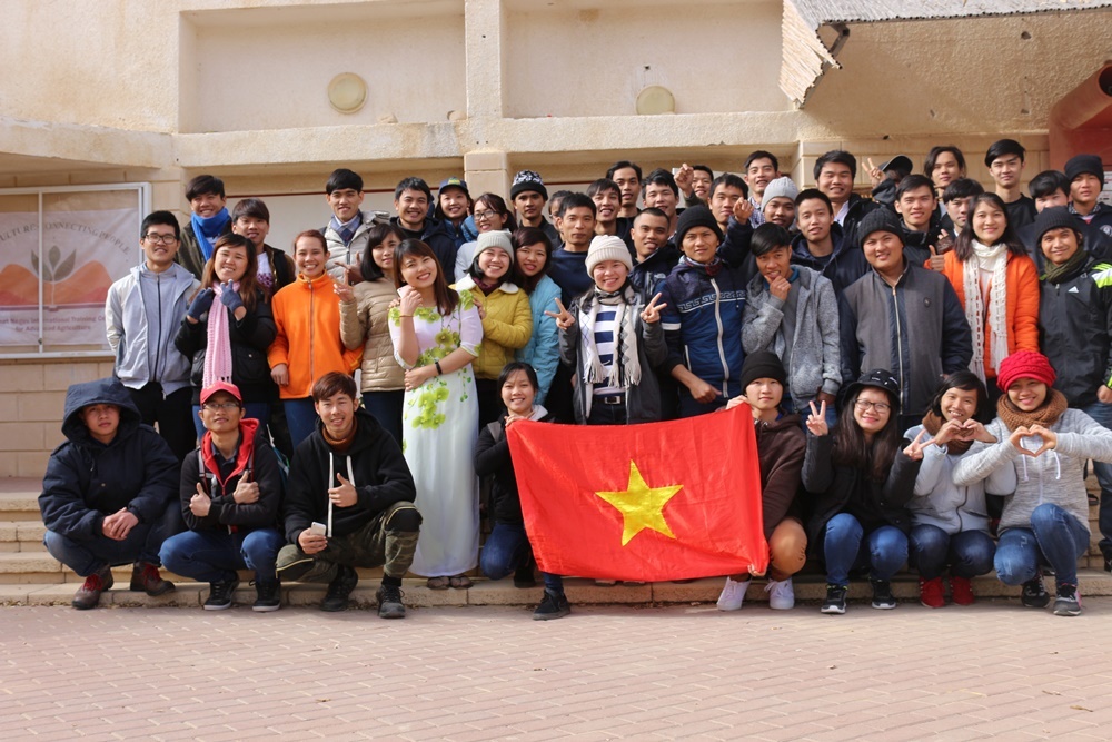 du hoc sinh chuc Tet anh 2