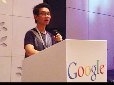 Chang trai co doi chan khong moi hinh anh