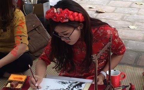 Hinh anh ‘co do’ xinh dep cho chu ngay Tet gay chu y hinh anh