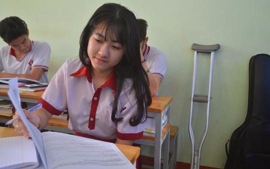 Gap lai nu sinh bi cua chan hinh anh