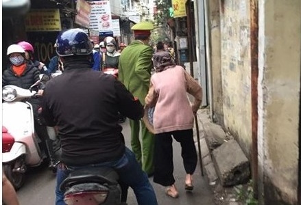 cảnh sát giao thông dắt cụ già qua đường ảnh 1 canh sat giao thong dat cu gia qua duong anh 1