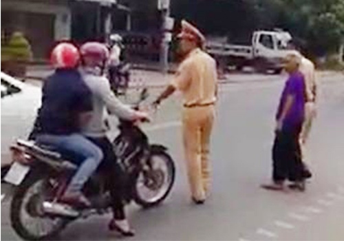 Dan mang khen canh sat giao thong dat cu gia qua duong hinh anh