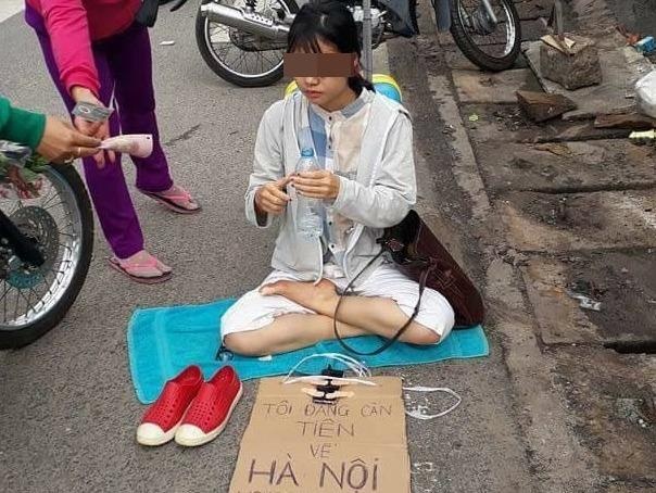 Co gai ngoi giua duong xin tien ve Ha Noi hinh anh