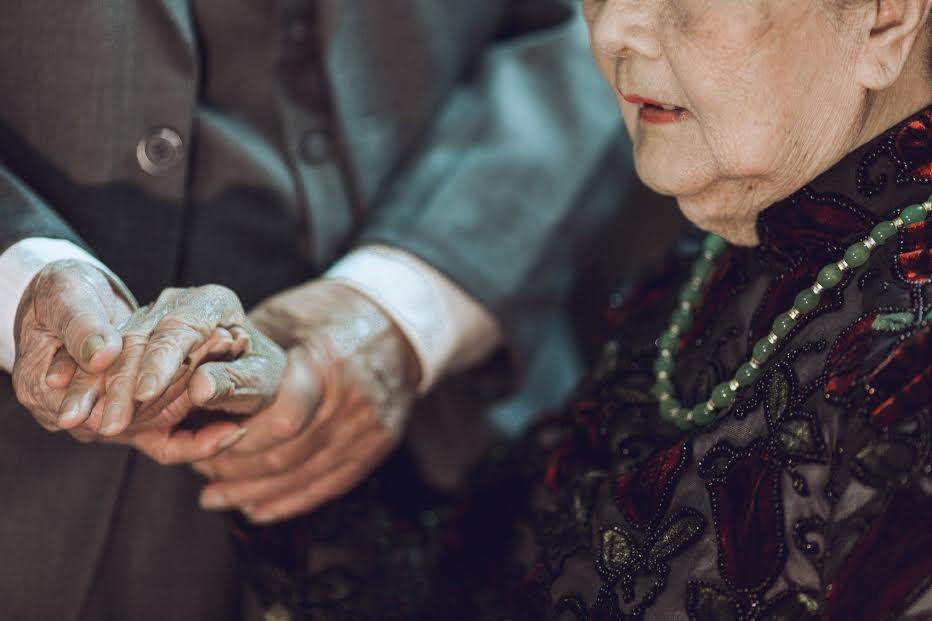 anh ong ba anh gay xuc dong anh 9