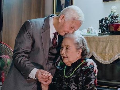 Anh doi vo chong gia hon 70 nam ngot ngao ben nhau hinh anh