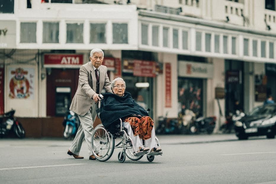 anh ong ba anh gay xuc dong anh 6