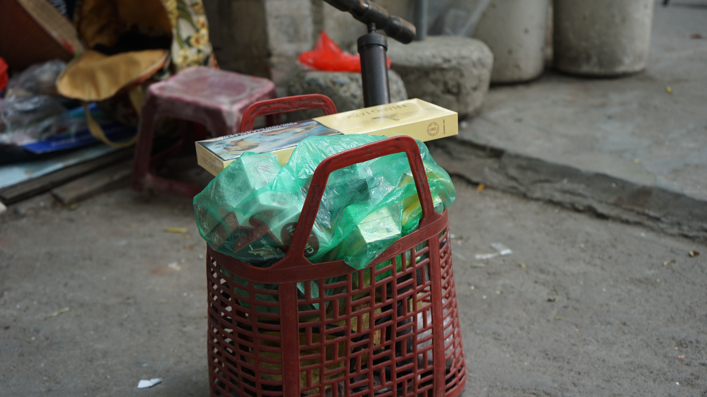 cu gia va xe may tren pho De La Thanh anh 3