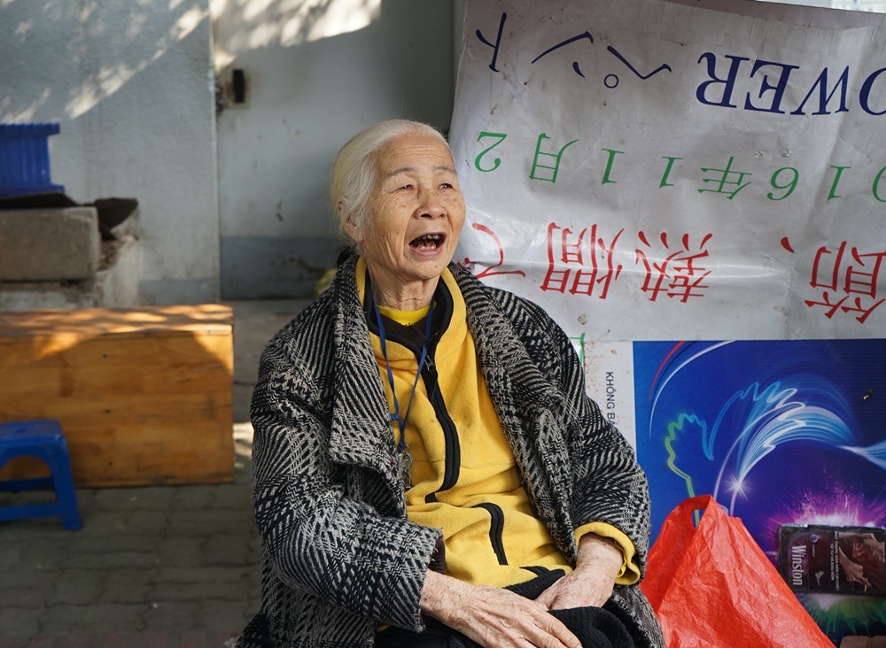 cu gia va xe may tren pho De La Thanh anh 2