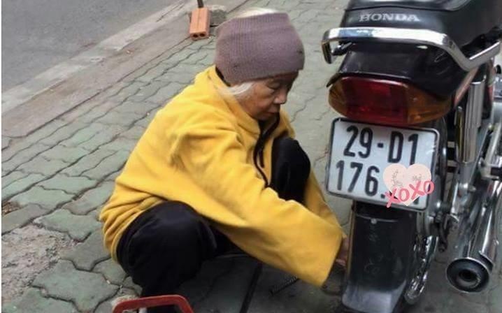 Cu ba 88 tuoi va xe may tren pho hinh anh