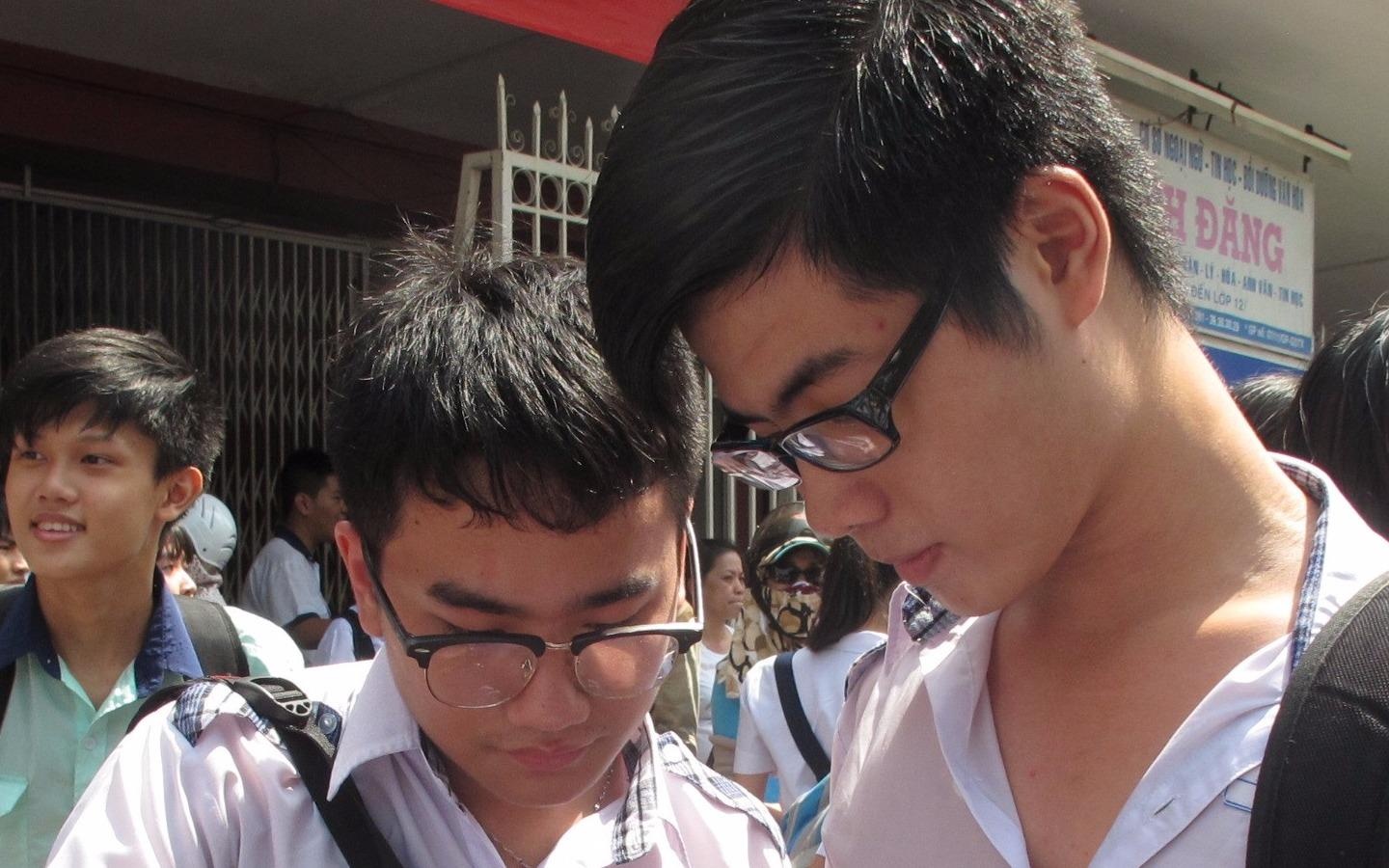Cac truong TP.HCM tang toc on thi vao lop 10, cho hoc 3 ca hinh anh