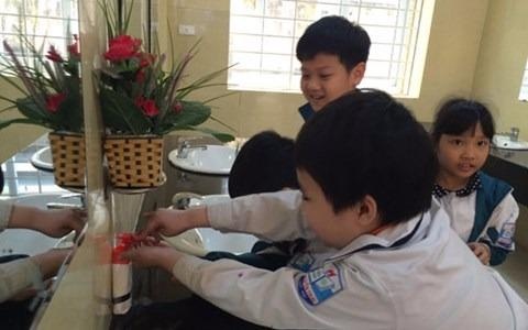 Chi tien ty 'nang doi' khu ve sinh truong hoc hinh anh