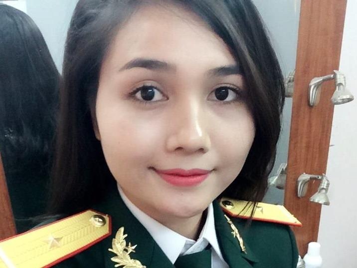 Phat thanh vien hat 'Chieu Matxcova' bang tieng Viet, Nga, Trung hinh anh