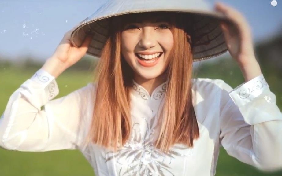 Hot girl Thai hat 'Beo dat may troi' bat ngo khoe anh mac ao dai hinh anh