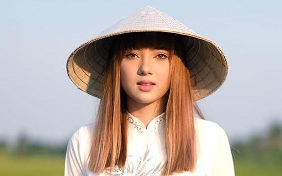 Hot girl lai Thai duyen dang trong Ao dai Viet Nam hinh anh