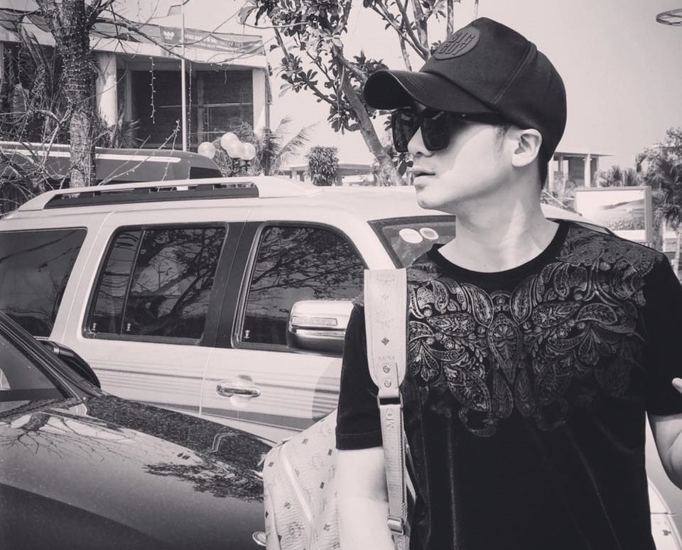 soái ca áo đen vừa hát vừa lái xe ảnh 3 soai ca ao den vua hat vua lai xe anh 3