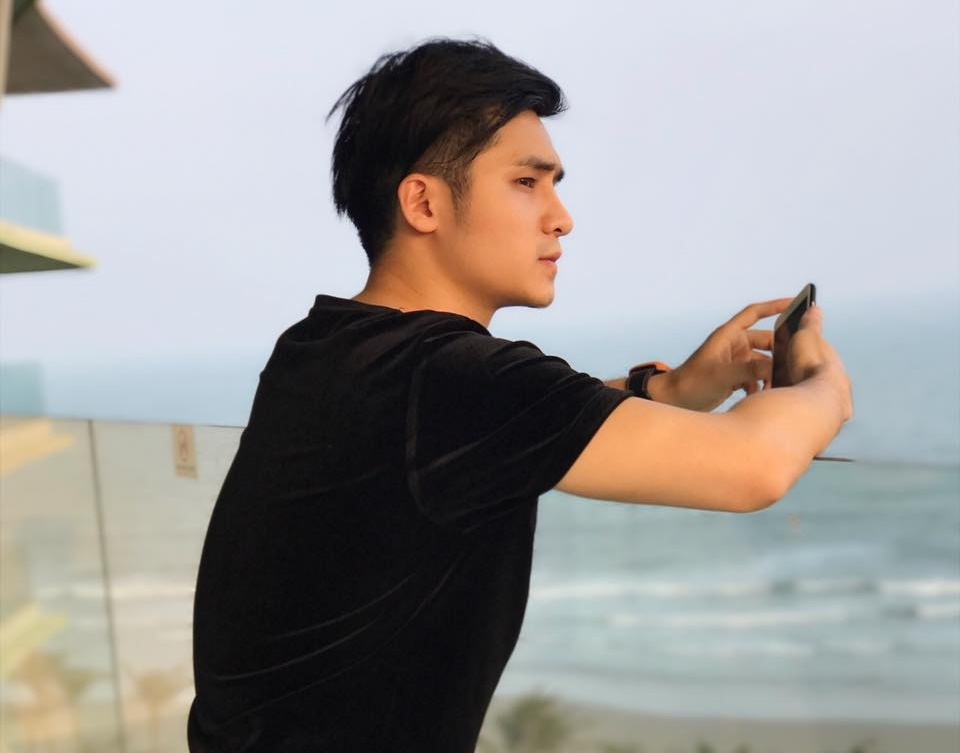 soái ca áo đen vừa hát vừa lái xe ảnh 2 soai ca ao den vua hat vua lai xe anh 2