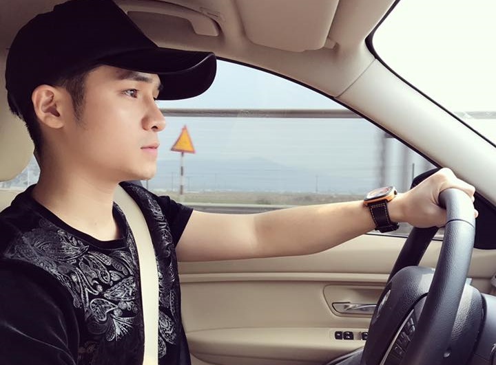 soái ca áo đen vừa hát vừa lái xe ảnh 1 soai ca ao den vua hat vua lai xe anh 1