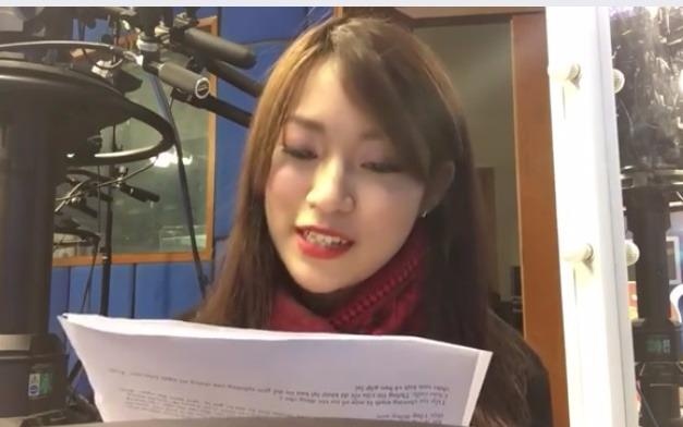 Khanh Vy doc ban tin bang giong ba mien hinh anh