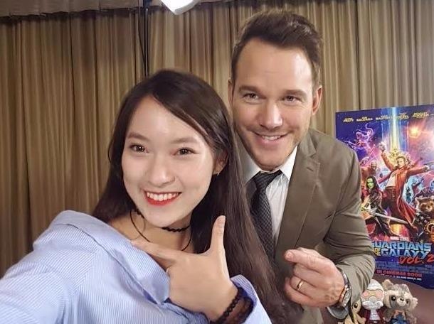 Hot girl 'ban 7 thu tieng' khoe anh selfie voi sao Hollywood hinh anh