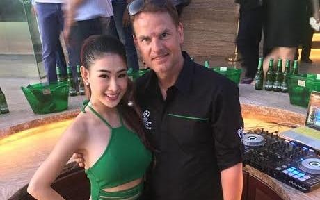 DJ Oxy khoe anh chup selfie voi anh em cau thu noi tieng De Boer hinh anh