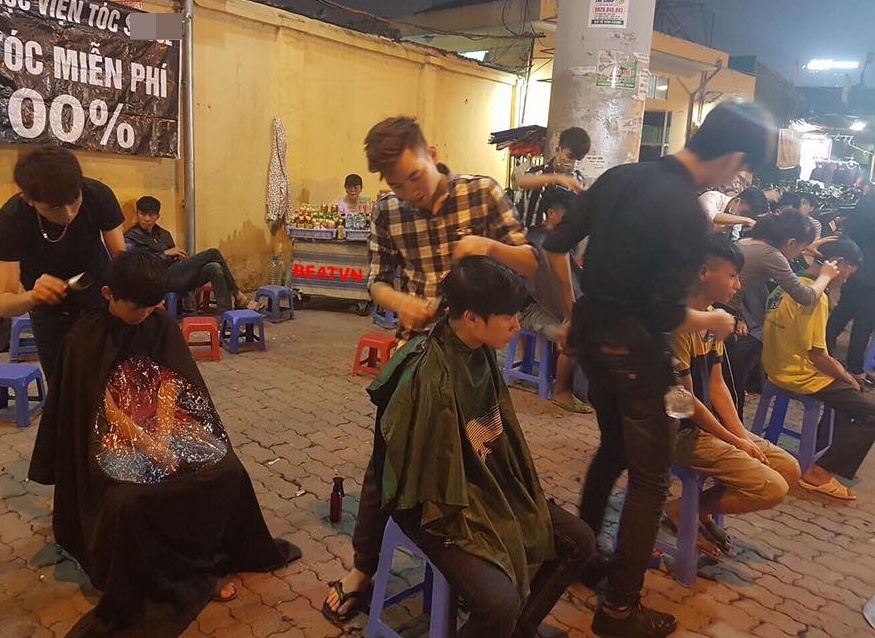 cắt tóc miễn phí trên vỉa hè hà nội ảnh 1 cat toc mien phi tren via he ha noi anh 1
