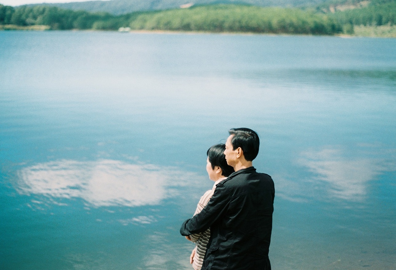 Anh cuoi xuc dong con trai chup cho bo me anh 2