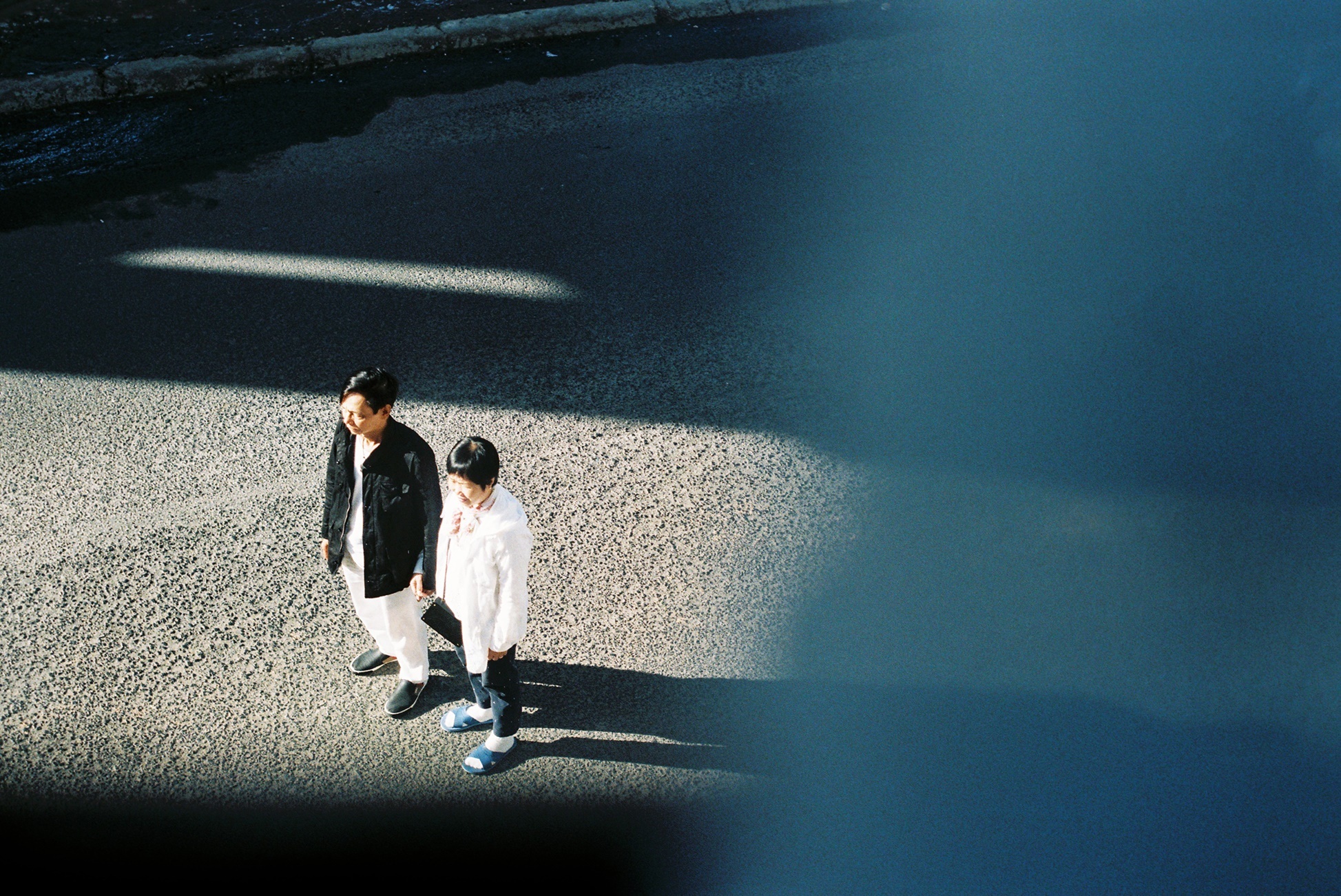 Anh cuoi xuc dong con trai chup cho bo me anh 7