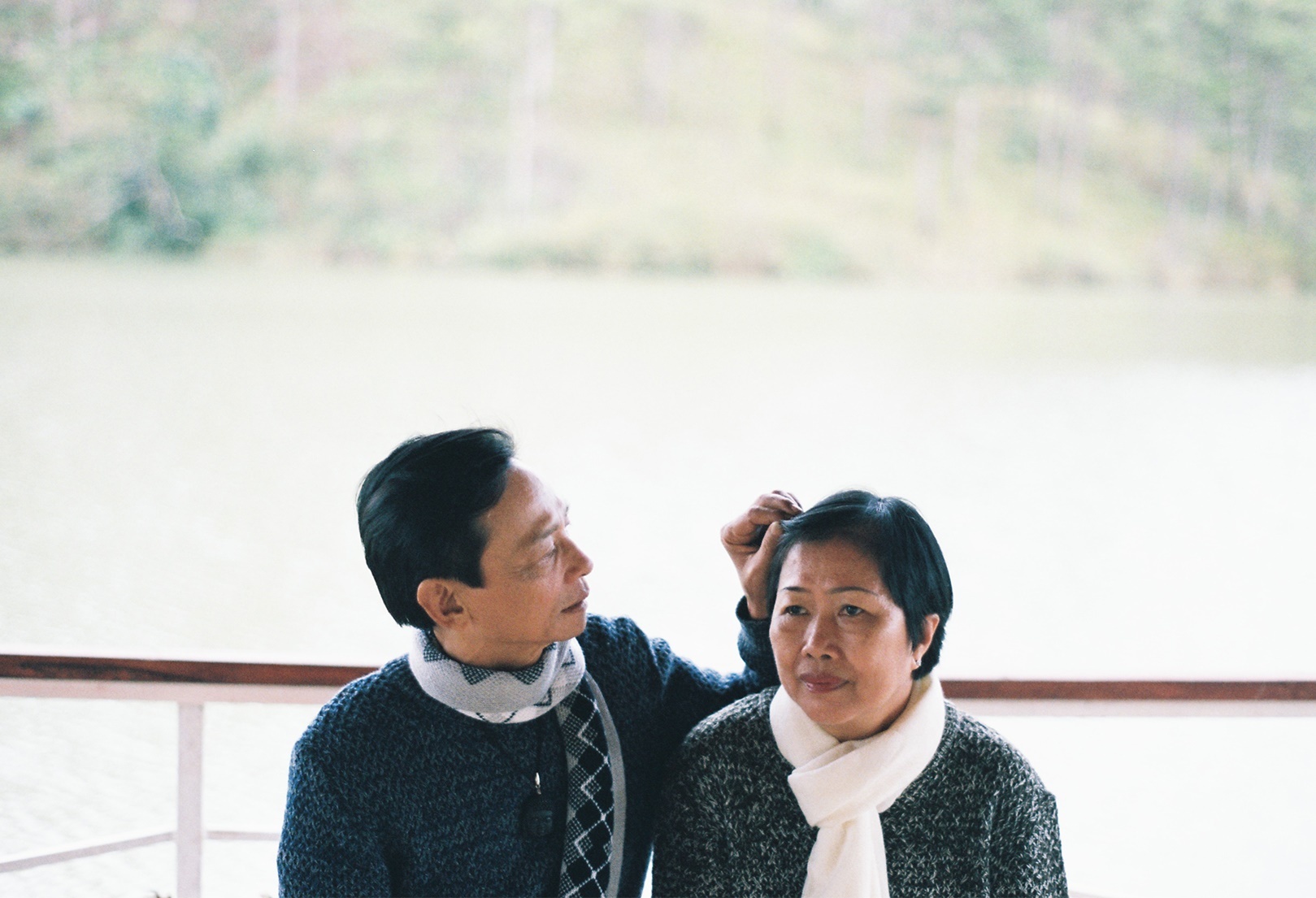 Anh cuoi xuc dong con trai chup cho bo me anh 5