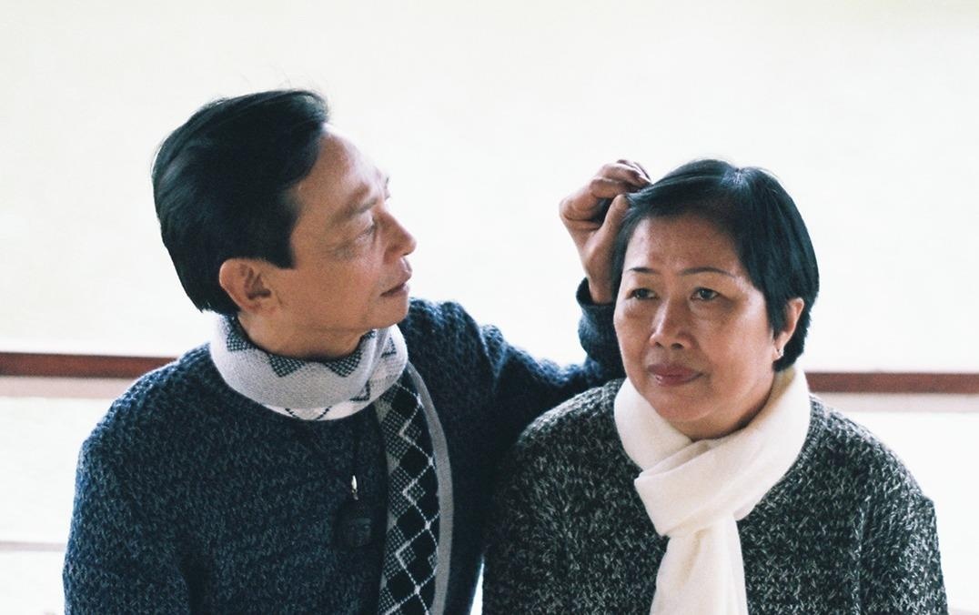 Con trai chup anh tang cha me nhan 25 nam ngay cuoi hinh anh