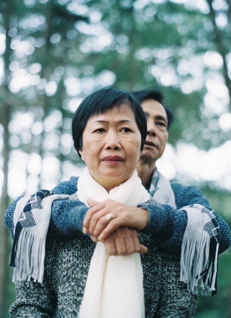 Anh cuoi xuc dong con trai chup cho bo me anh 9