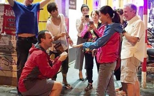 Chang Tay quy goi cau hon ban gai Viet giua pho co Ha Noi hinh anh