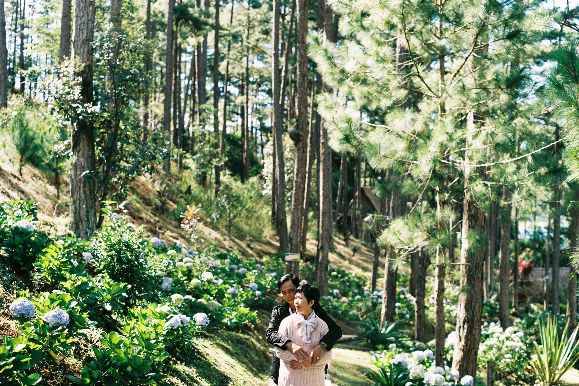 Anh cuoi xuc dong con trai chup cho bo me anh 6