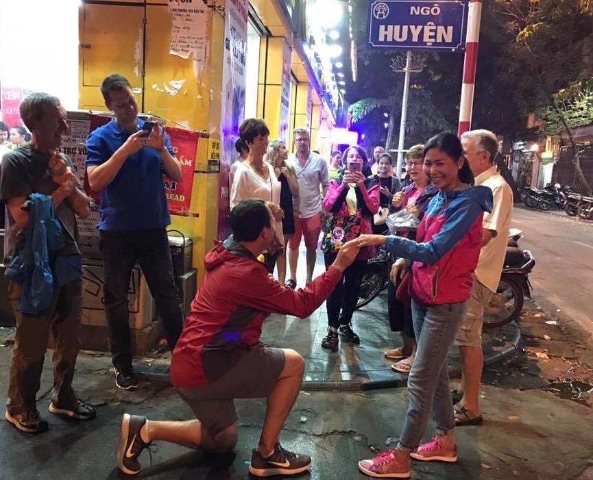 chàng Tây quỳ gối cầu hôn bạn gái Việt giữa phố ảnh 1 chang Tay quy goi cau hon ban gai Viet giua pho anh 1