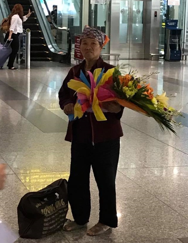 mẹ đón con ở sân bay ảnh 3 me don con o san bay anh 3