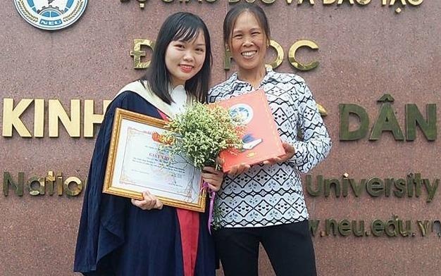 Nguoi me ngheo cuoi rang ro ben con gai trong le tot nghiep hinh anh