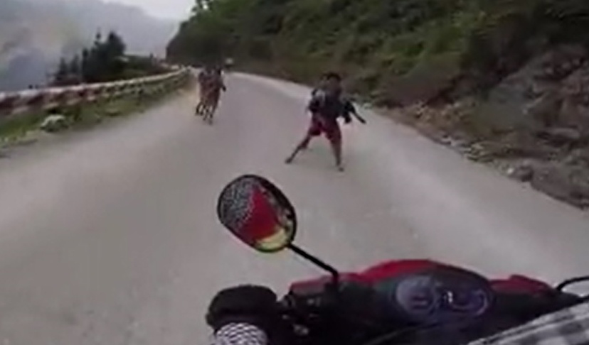 nhóm trẻ em cướp đồ của dân phượt ảnh 1 nhom tre em cuop do cua dan phuot anh 1