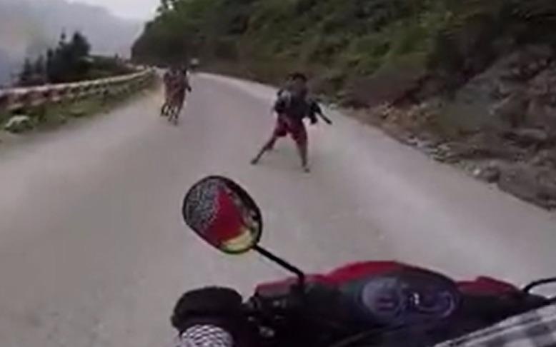 Nhom tre em dan hang cuop do tren Ma Pi Leng hinh anh