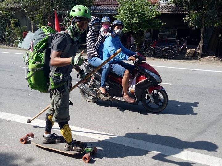 Chang trai ngoai quoc truot van xuyen Viet hinh anh