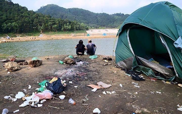 Dan phuot vo tu xa rac bua bai tren nui Ham Lon hinh anh
