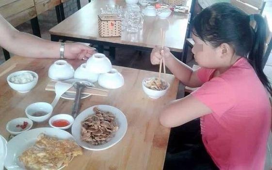 Cha ngheo xach mi tom dua con di nghi le hinh anh