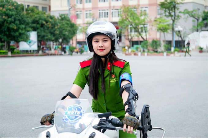 hot girl cảnh sát lái xe phân khối lớn ảnh 1 hot girl canh sat lai xe phan khoi lon anh 1