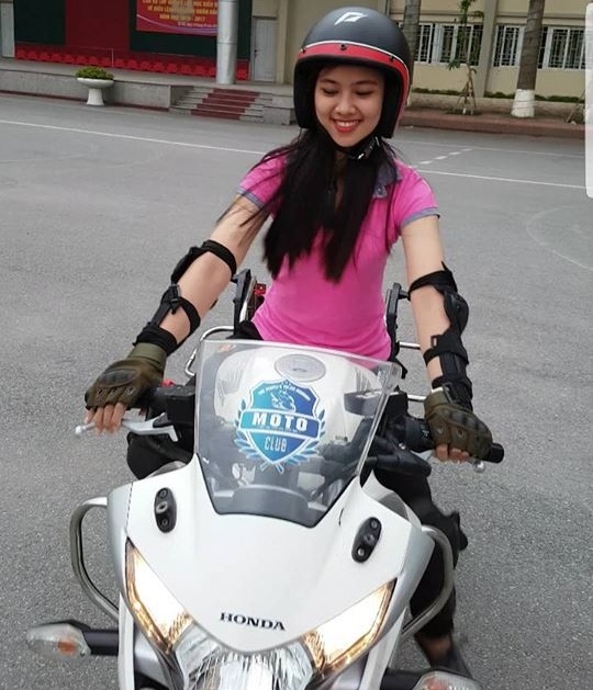 hot girl cảnh sát lái xe phân khối lớn ảnh 2 hot girl canh sat lai xe phan khoi lon anh 2