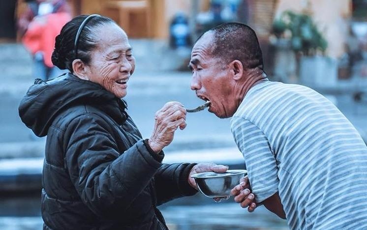 Nguoi me gia 53 nam bon com cho con trai giua pho co Hoi An hinh anh