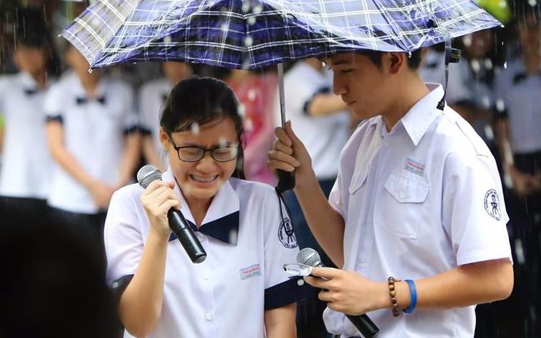Thay vi so soang vong mot, hoc sinh co day cach chia tay y nghia hinh anh