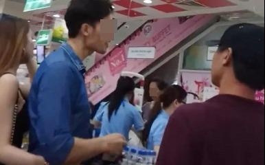 Hot boy cu xu thieu le phep voi nguoi lon tuoi trong sieu thi hinh anh