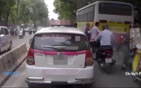 Tai xe taxi dung xe dat cu gia qua duong hinh anh