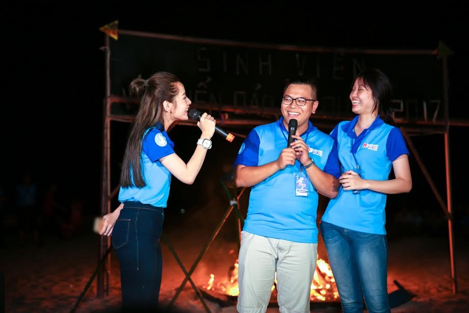 Chi Pu du chuong trinh sinh vien voi bien dao To quoc anh 2